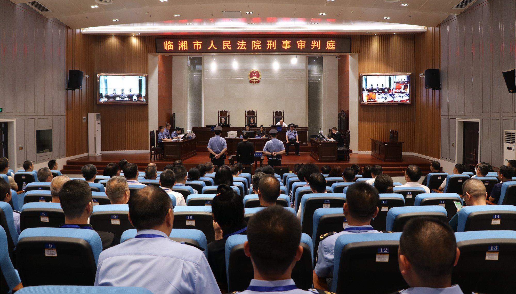 书记市长法院活动1_副本.jpg