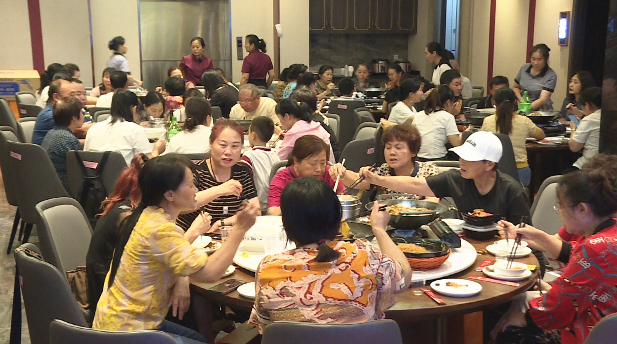 0625我市“夜经济”升温 餐饮业更具活力2.jpg