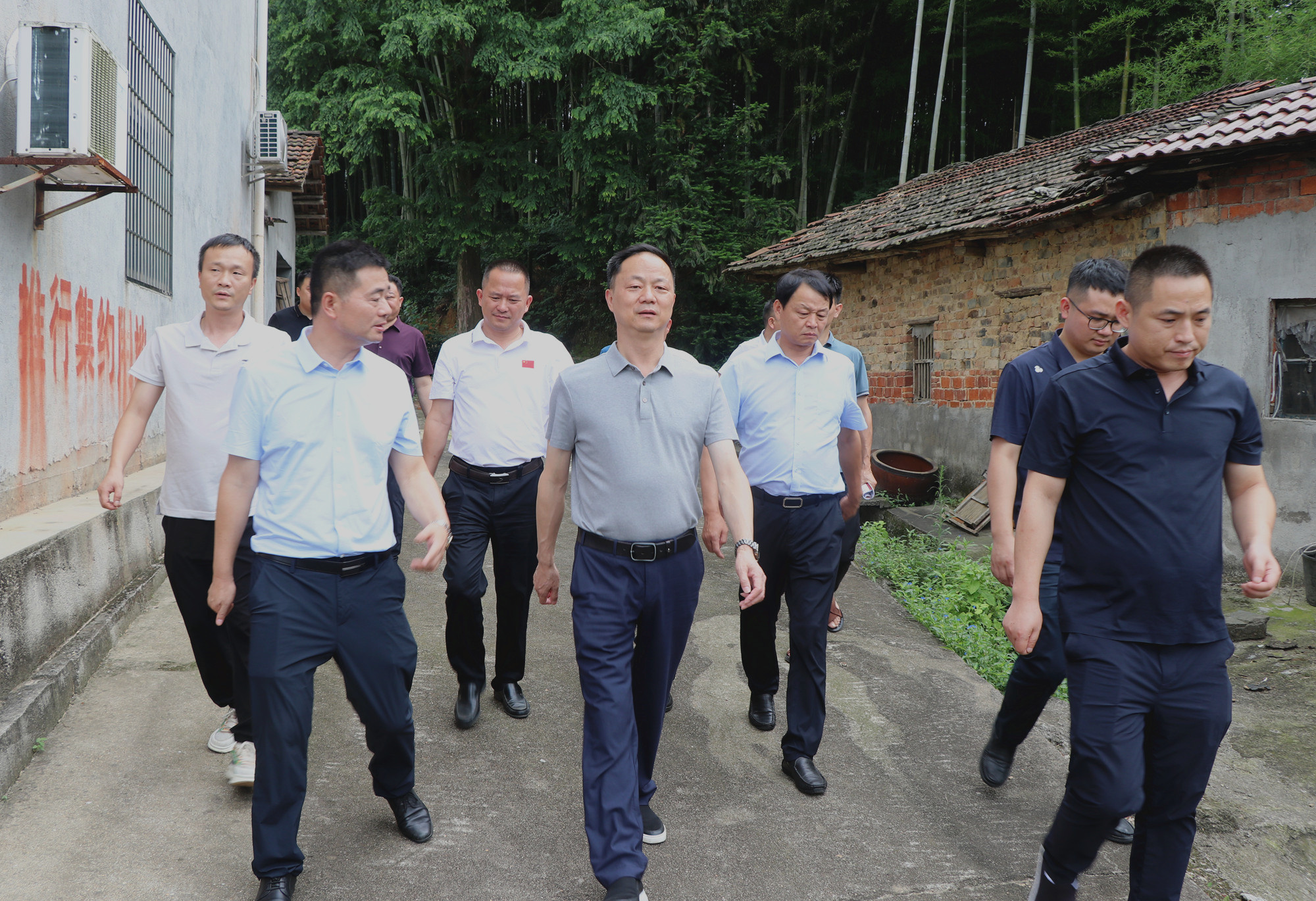 7.5书记督导农村厕改3_副本_副本.jpg