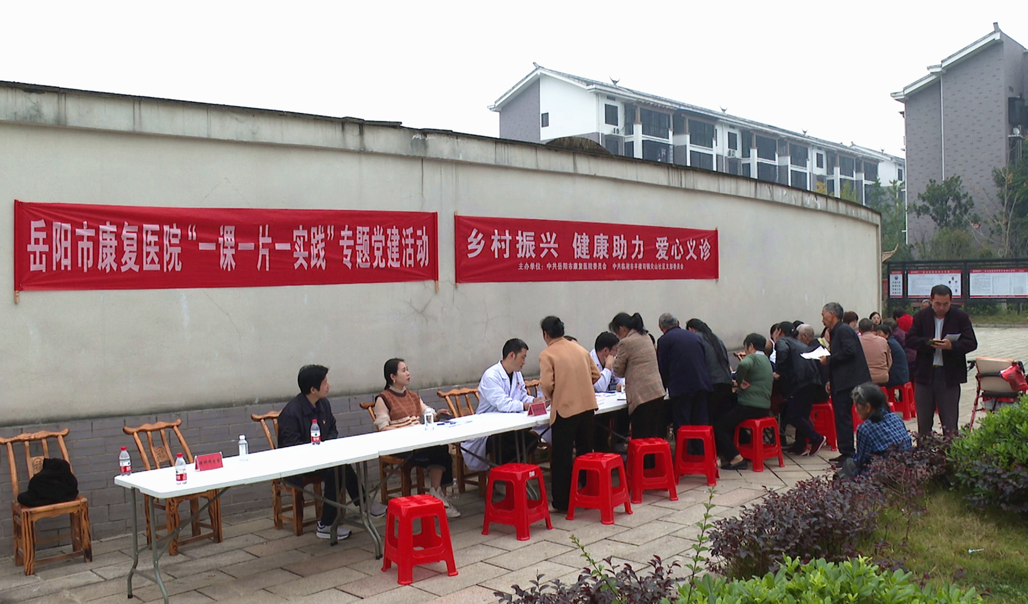 岳阳康复医院义诊003_副本.jpg