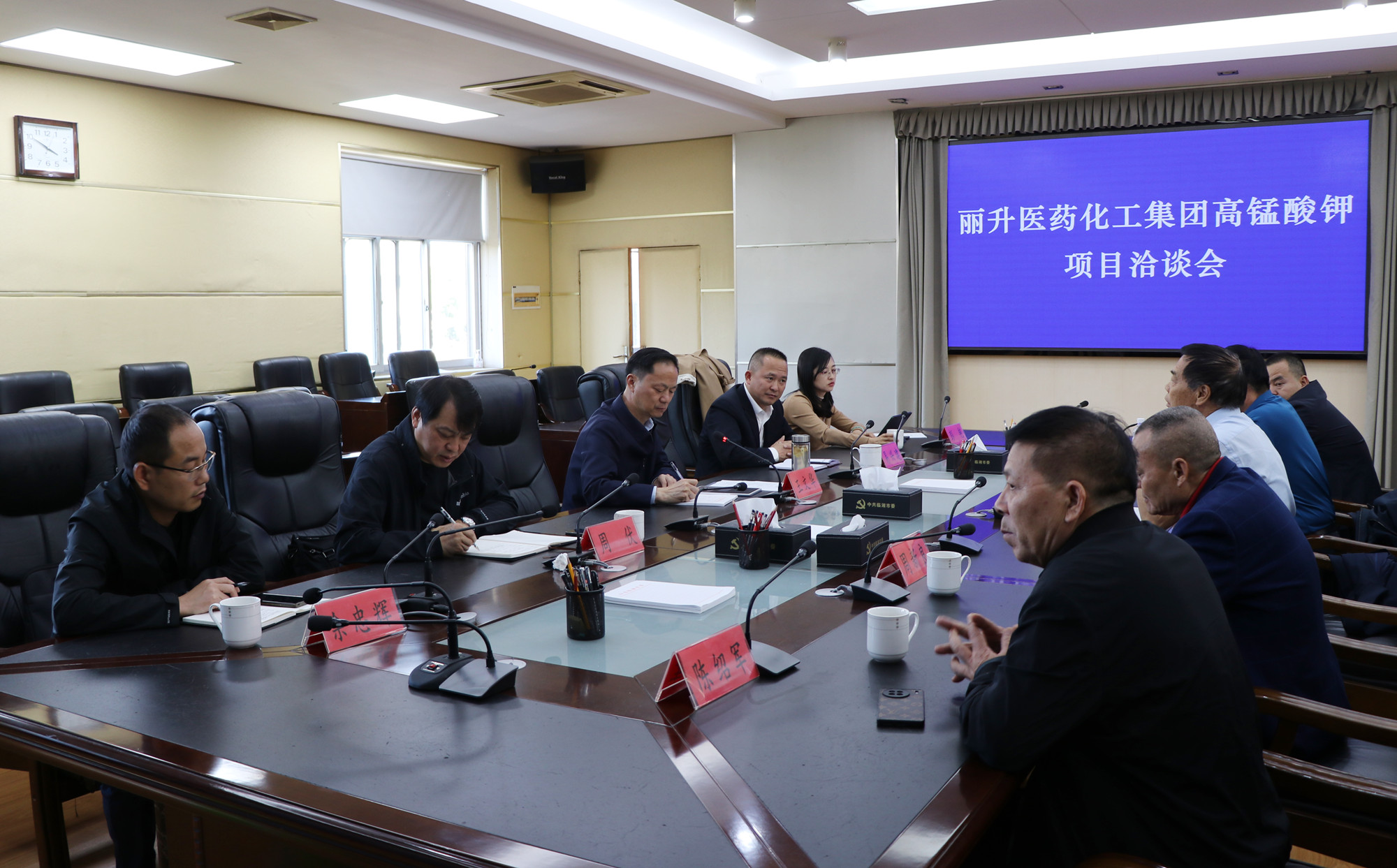 11.7书记与客商洽谈1_副本.jpg