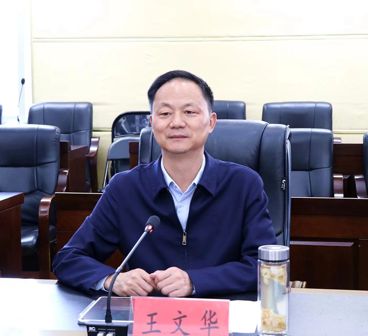 11.7书记与客商洽谈_副本.jpg