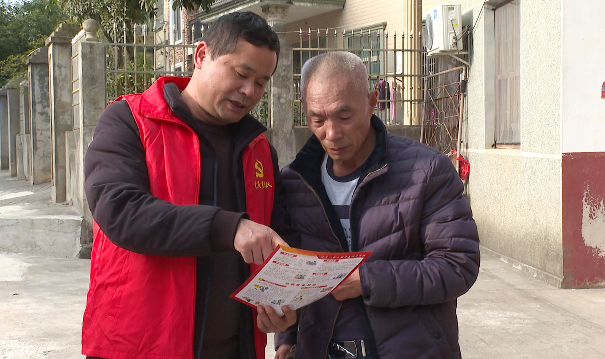 忠防党员志愿者宣传安全知识005_副本.jpg