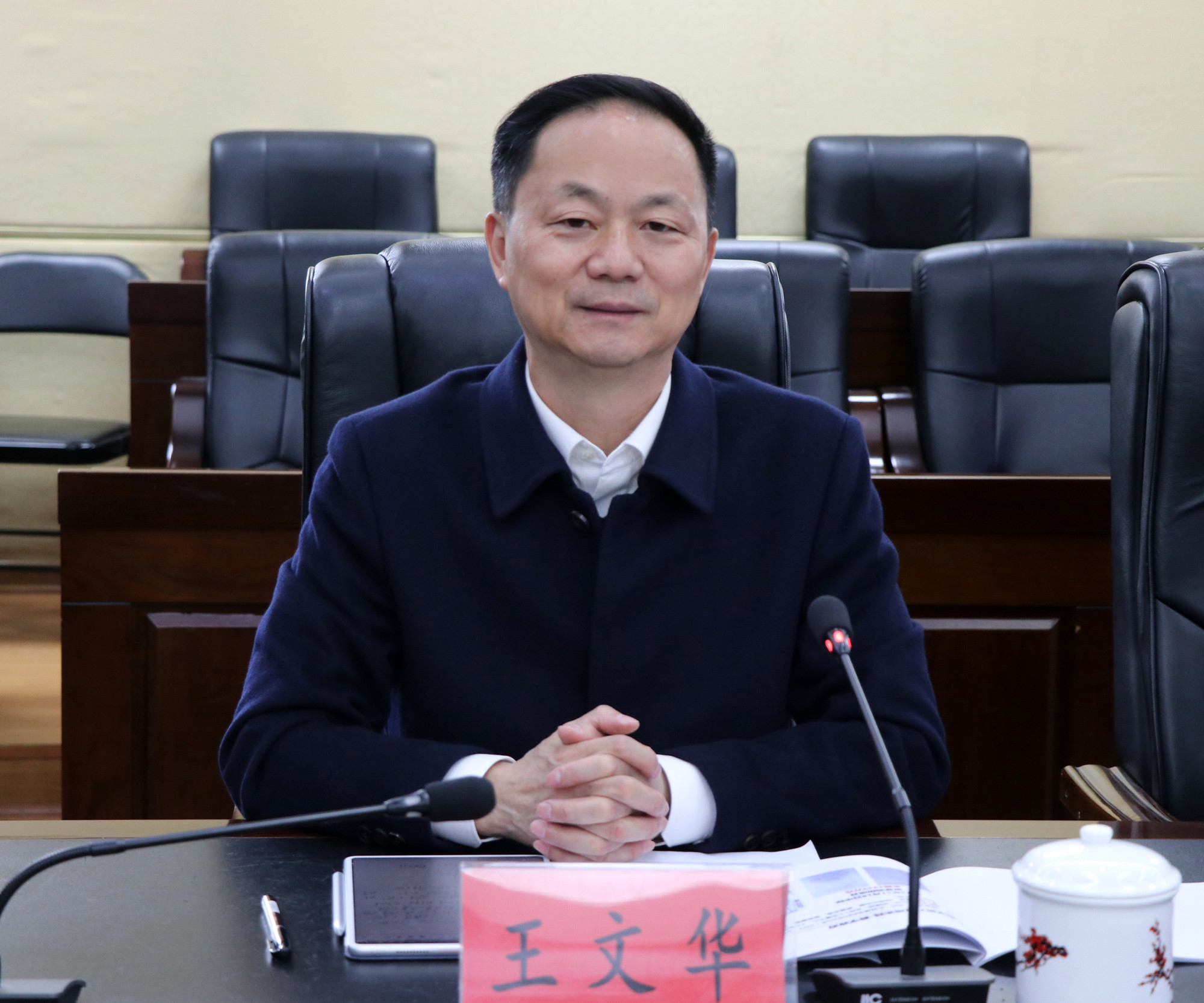 12.12书记与客商洽谈1_副本.jpg