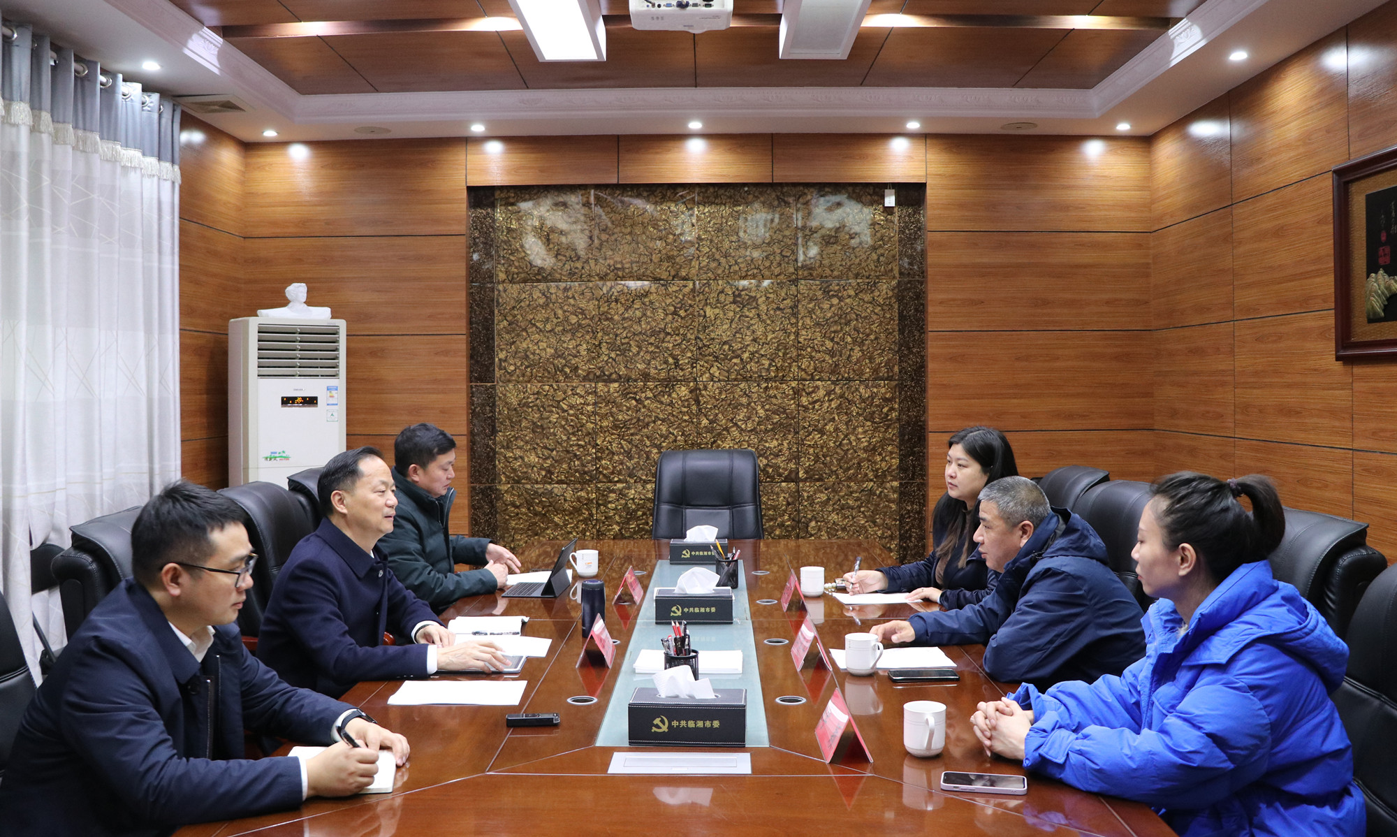 12.14书记与客商洽谈_副本.jpg